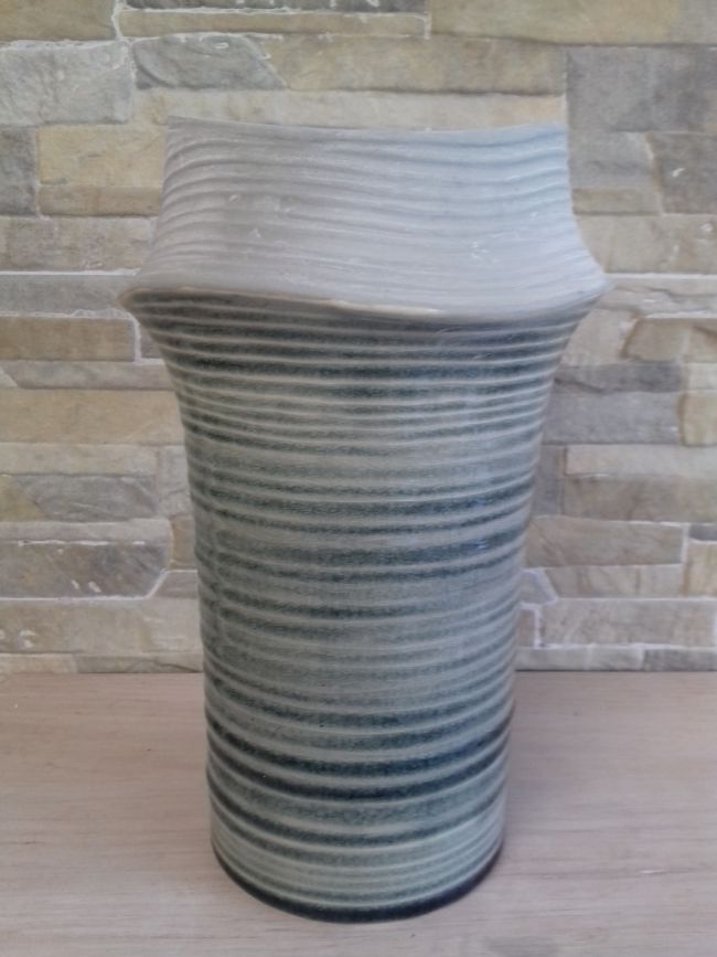 Vase céramique gris vert. Hauteur 245 cm.