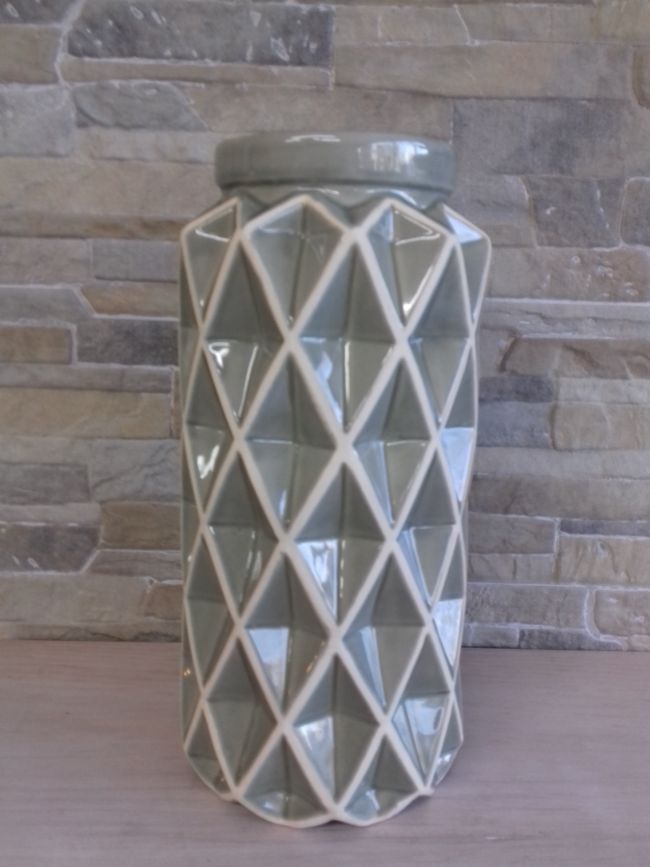 Vase céramique vert à facettes. Hauteur 26.5 cm.