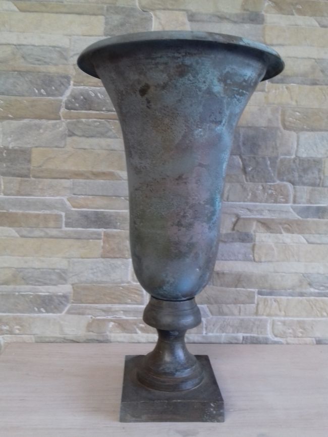 Coupe en zinc vieilli. Hauteur 35.5 cm.