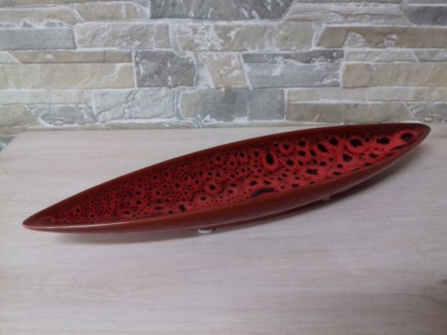 Coupe céramique écume rouge et noire. Longueur 33 cm.