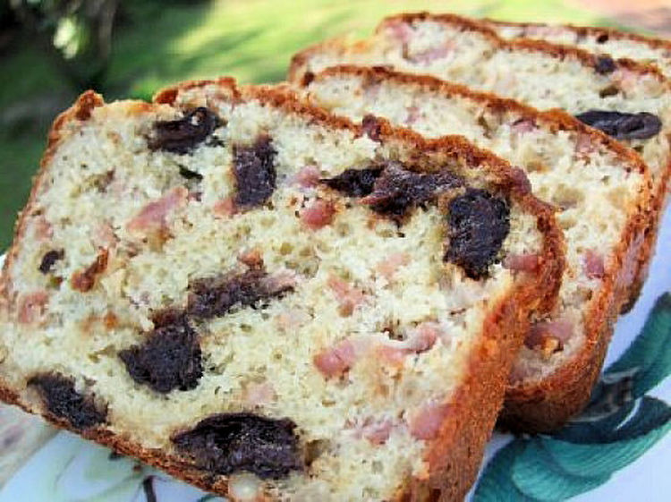 cake-lardons-pruneaux-et-pignons.jpg