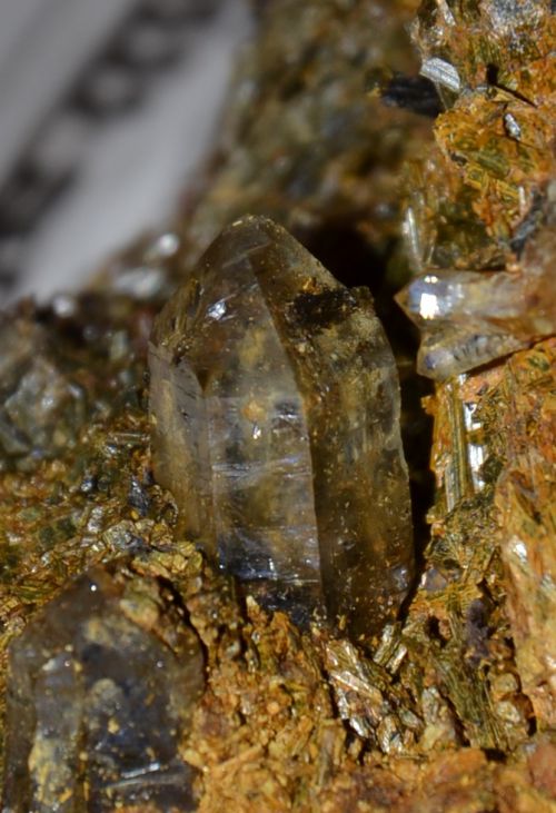 Quartz (2 cm) et stibiconite, Blesle (43), 2015