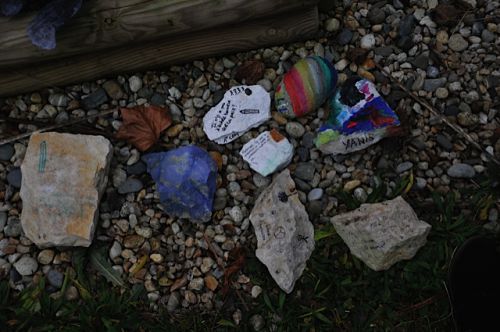 Certaines pierres apportées par les élèves et destinées à la construction de 