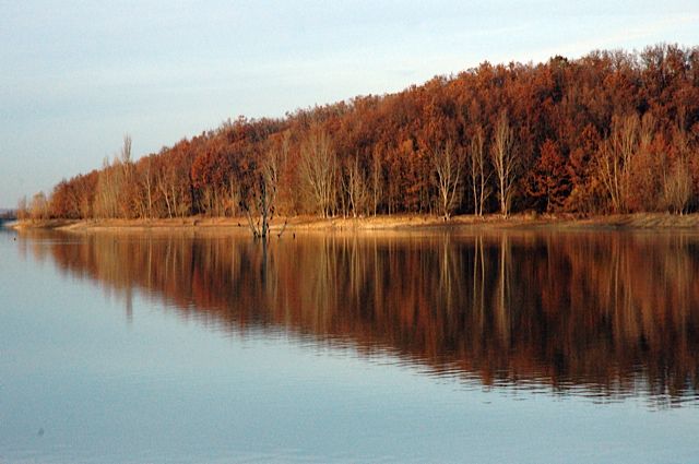 une lumière rasante sur la berge à l'Est