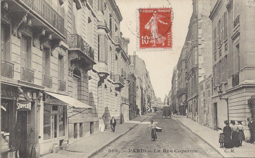 La Rue Copernic La Synagogue première entrée sur le trottoir à droite. N° 24 de la rue. Aujourd'hui une plaque commémore les 4 victimes.PNG