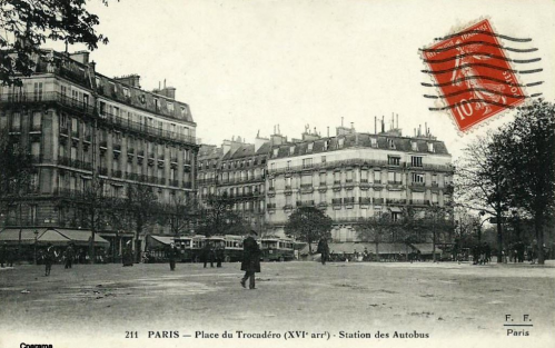 Place du Trocadéro  - Station des Autobus - Accès du Métro à droite.PNG