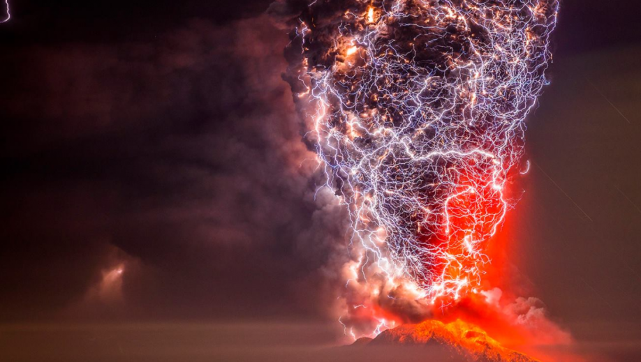 Foudre sur une éruption volcanique au Chili The Science Scoop.PNG