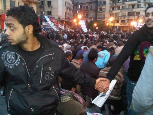 des chrétiens protégeant des musulmans pendant leur prière durant les émeutes du Caire en 2011.jpg