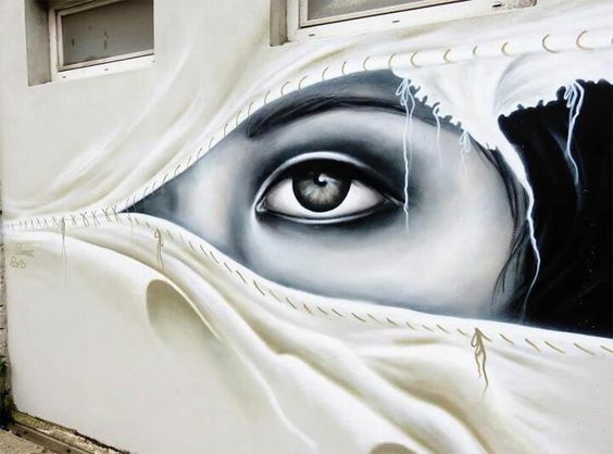 mur oeil de femme à travers rideau.jpg