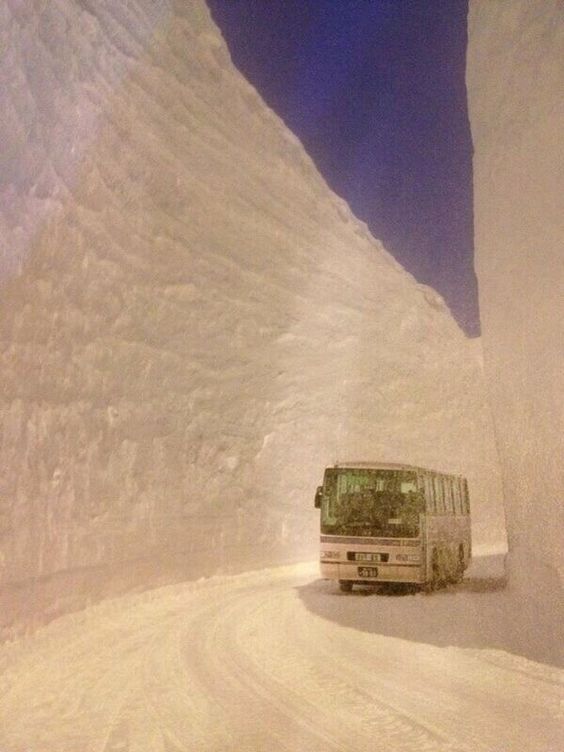 bus sur route prise entre deux murs de neige.jpg
