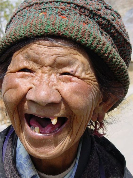 vieille femme asiatique édentée.jpg