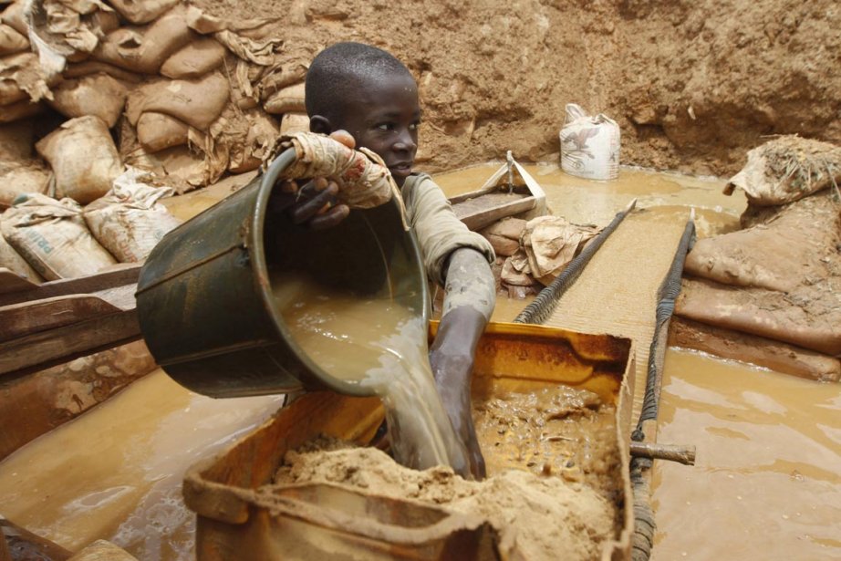 735982-enfant-travaillant-mine-or-nigeria.jpg
