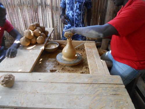 Atelier poterie lors d'un séjour solidaire en été 2014