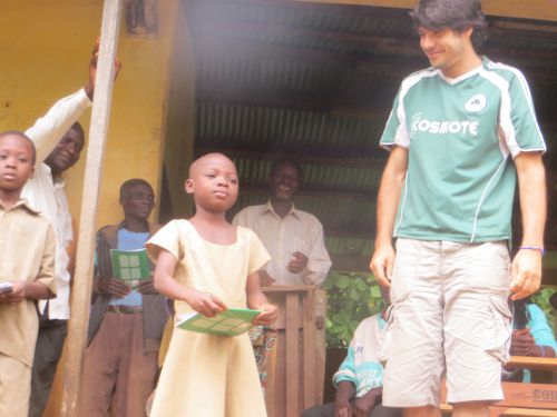 Dons de livres et manuels scolaires à l'école de Gadza Wukpé (été 2014)