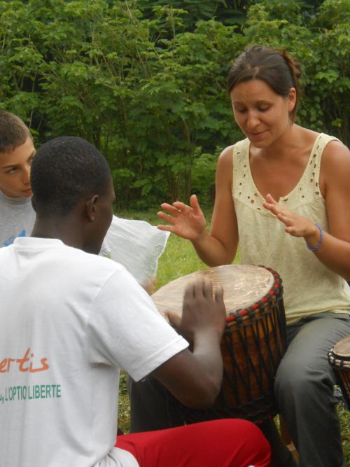 Stage de percussions lors d'un séjour solidaire en été 2014