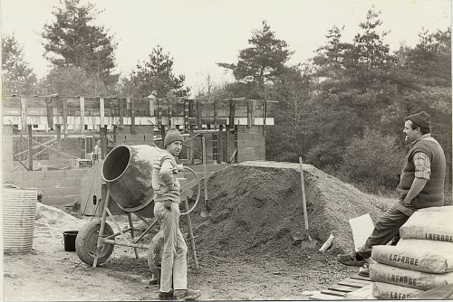 En pleine action de la construction du refectoire et cuisine définif avec Frizou et Lama Stonyi