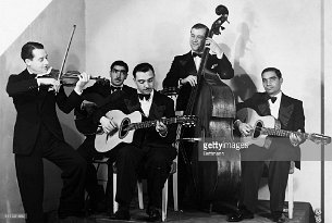 1935 - Django Reinhardt - QHCF avec Stephane Grappelli.jpg