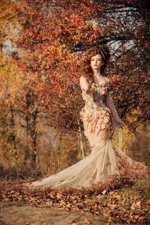 47856373-hermosa-mujer-elegante-de-pie-en-un-parque-en-otoño.jpg