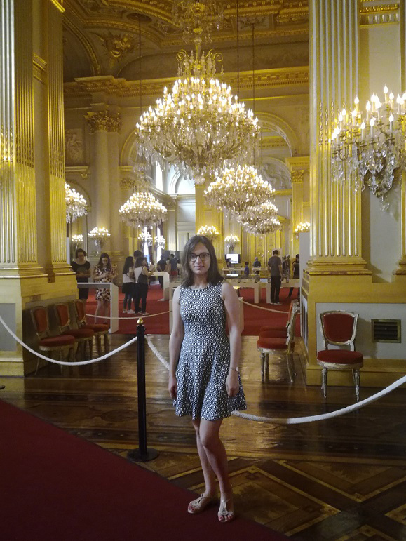 Ma fille dans la salle de bal du Palais royal
