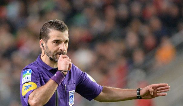 l-arbitre-francais-sebastien-desiage-officie-lors-du-match-rennes-valenciennes-le-19-octobre-2013-au-stade-de-la-route-de-lorient_5180117.jpg