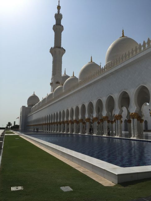 Bassin et perspective de la mosquée