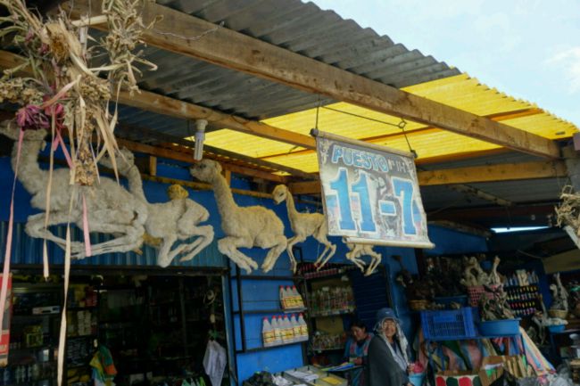 Frissons du marché aux sorcières du quartier el Alto