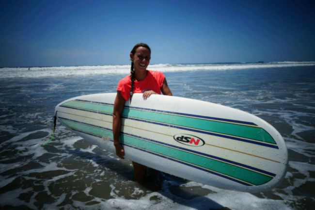 La positiion stylée du surfeur débutant