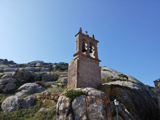 Le clocher de l'église sur son rocher
