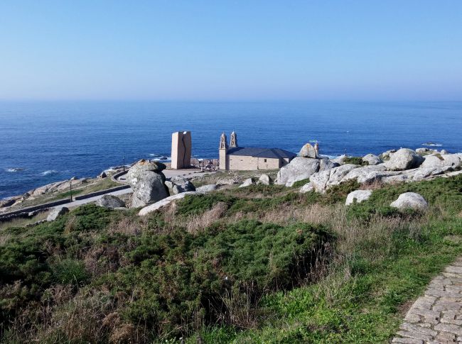 Le site, avec le sanctuaire de Nostra signora de la Barca, le phare et le monument A Ferida