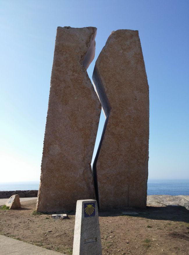 Le monument A Ferida, symbolisant une plaie ouverte suite à la marée noire du Prestige en 2002