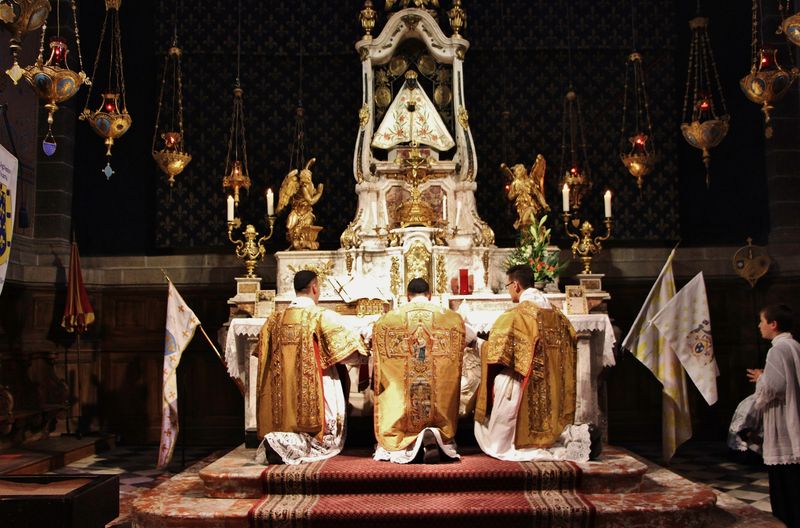 4 - Messe solennelle au maître-autel.JPG