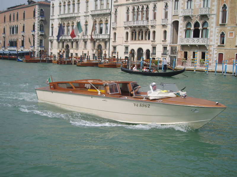 800px-Water_taxi.JPG