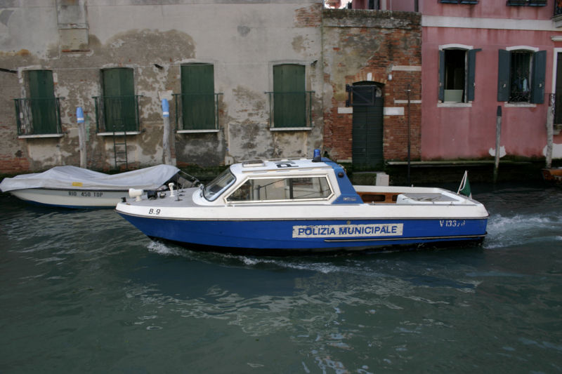 800px-Venice_-_Police_boat.jpg