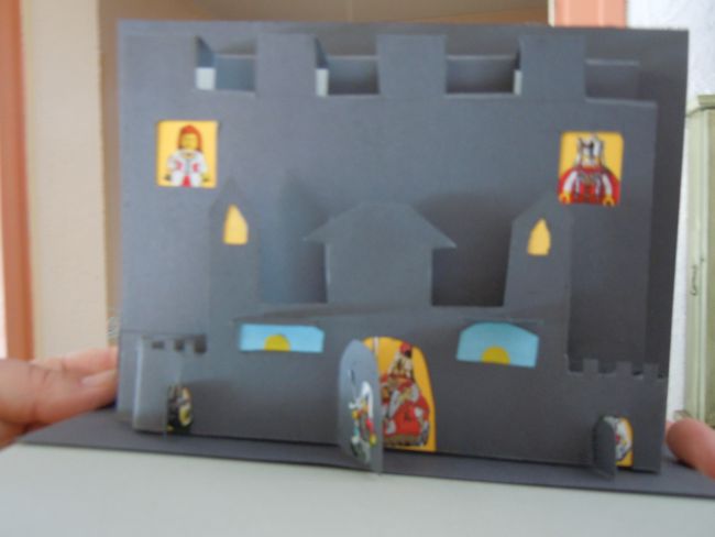 un chateau fort pop-up et collages