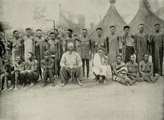 The Sultan of Bangassou and his wives 1906.png