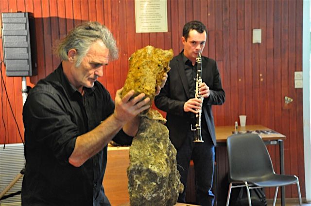 Gilles Charrot, l'art des pierres en équilibre et Camille Artichaut dans une improvisation à la clarinette