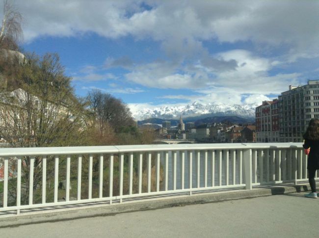 La chaine de Belledonne vu d'un pont qui traverse l'isère à Grenoble