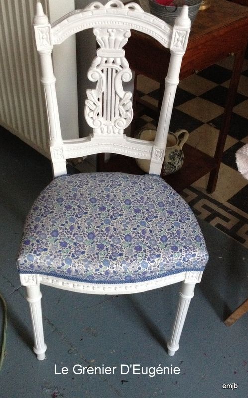 chaise Napoléon III recouverte d'un tissu liberty bleu
