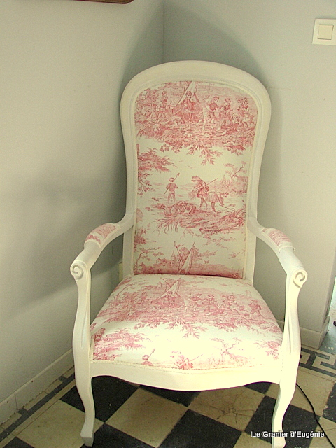 fauteuil Voltaire toile de jouy rose et patiné blanche cirée
