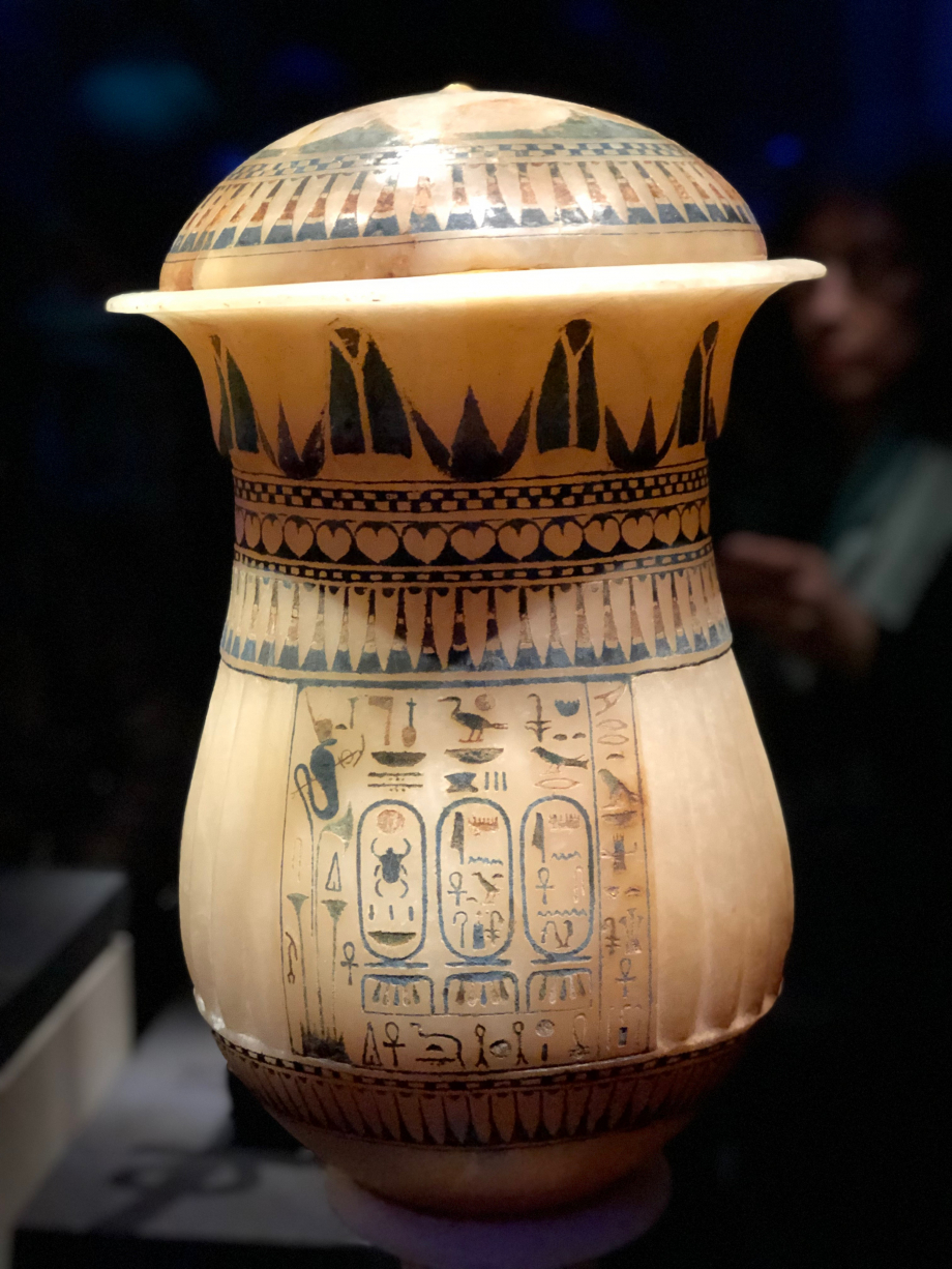 Vase en calcite sur socle arborant les cartouches de Toutânkhamon et d'Ankhésenamon (son épouse)
visible pour la première fois hors d'Egypte