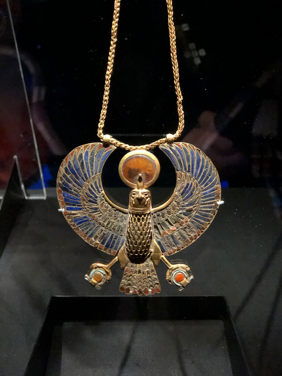 Pectoral incrusté d'or en forme de vautour avec chaîne en or et contrepoids ovale