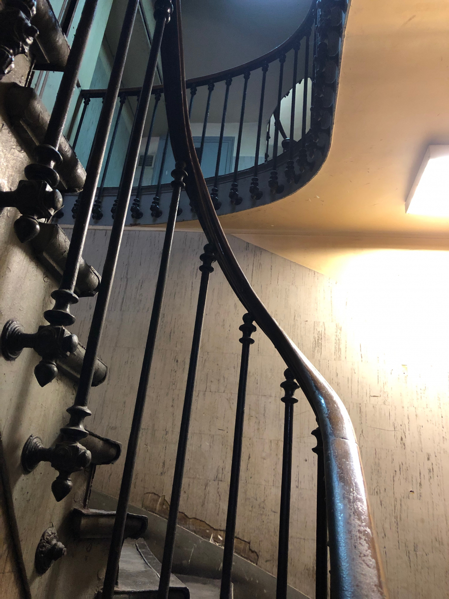 le fameux escalier où tous les grands criminels sont passés
on l'appelle l'escalier Maigret ; Maigret avait ses bureaux ici dans les romans de Simenon
