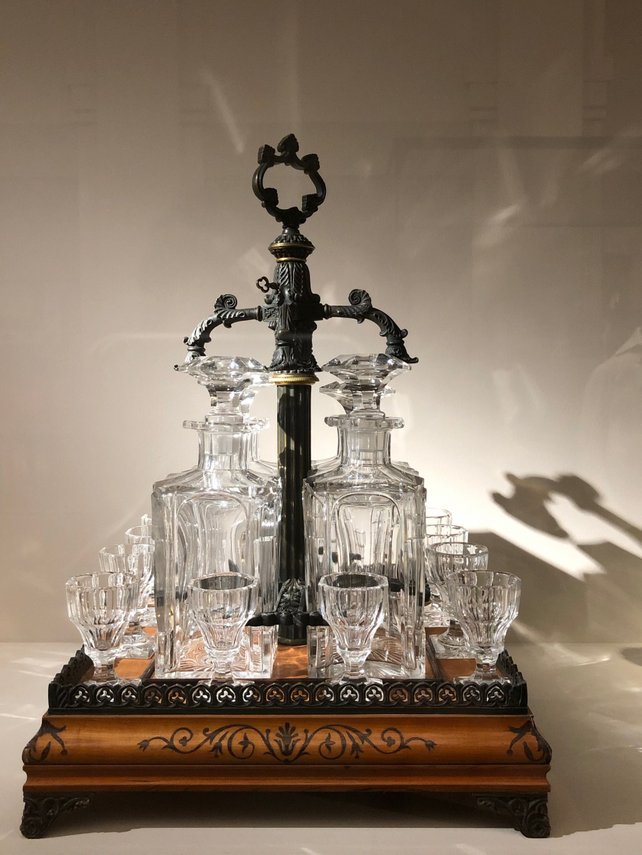 Cabaret à liqueurs vers 1820-1830
Bronze, bois de citronnier marqueté d'amarante, cristal taillé

Paris, Musée des Arts Décoratifs
