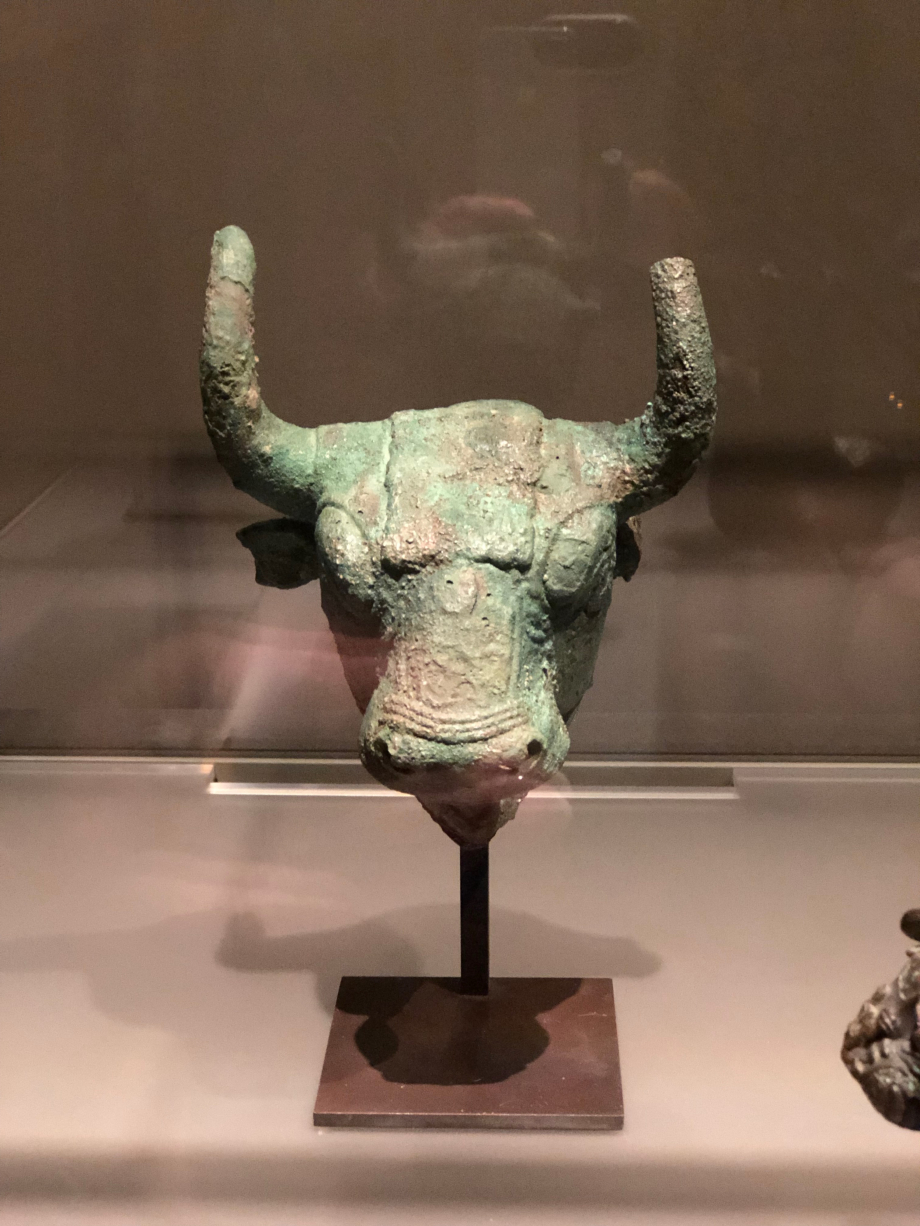 cette tête appartenait à un ensemble de 4 têtes de taureaux qui ornaient l'épaule d'un 