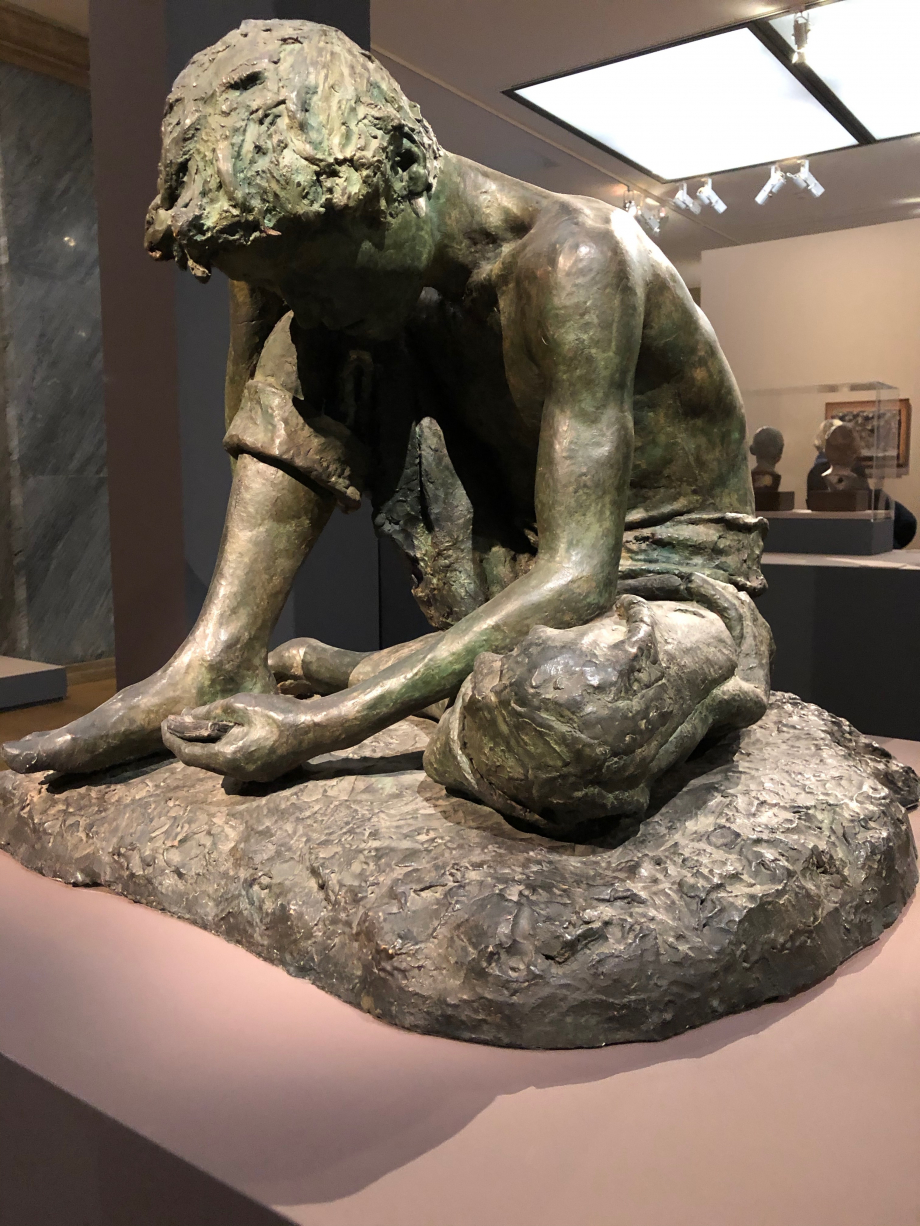 Joueurs de cartes
vers 1869

Gemito commence son apprentissage de sculpteur à 9 ans puis entre à 12 ans à l'Académie des Beaux-Arts de Naples. Il a 17 ans quand il réalise cette oeuvre. C'est son premier succès en Italie, Victor Emmanuel II l'achète pour son Palais de Capodimonte qui est aujourd'hui le musée des Beaux-Arts de Naples