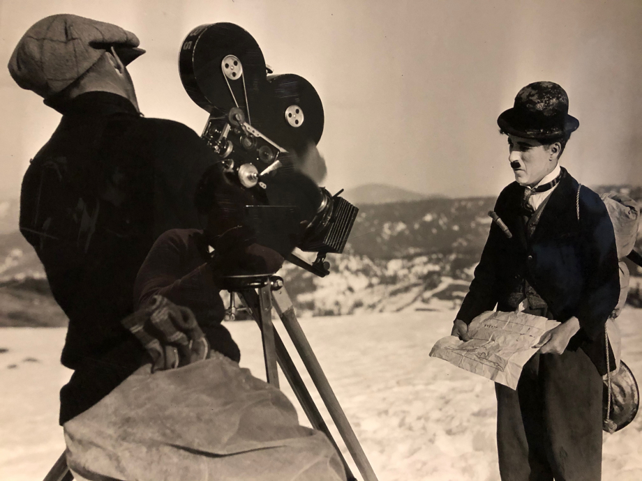 Chaplin avec son cameraman Rollie Totheroh lors du tournage en décor naturel de la Ruée vers l'Or à Truckee (Californie) en mars 1924