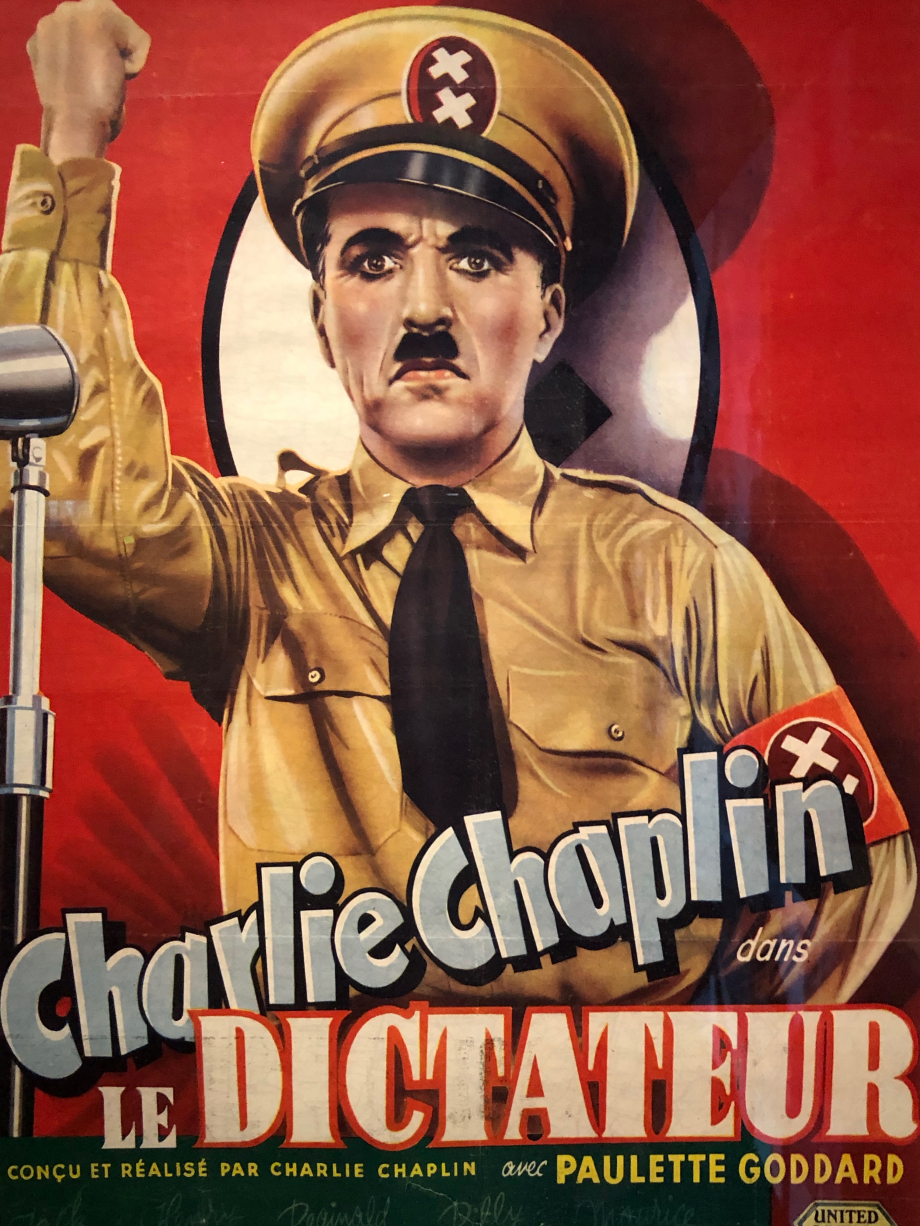 L'affiche belge du Dictateur, 1945

En Europe, le film ne sort qu'après la fin de la guerre ; l'accueil est mitigé.
Après plus de quatre ans de guerre et la découverte des camps de concentration, l'extraordinaire clairvoyance de Chaplin en 1940 semble en deçà de la réalité.

