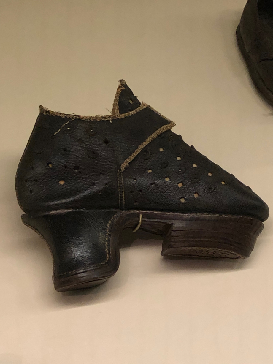 chaussure pour fillette vers 1600 
Italie
cuir chagriné, ouvragé, perforé, textile et bois
Romans, musée international de la Chaussure