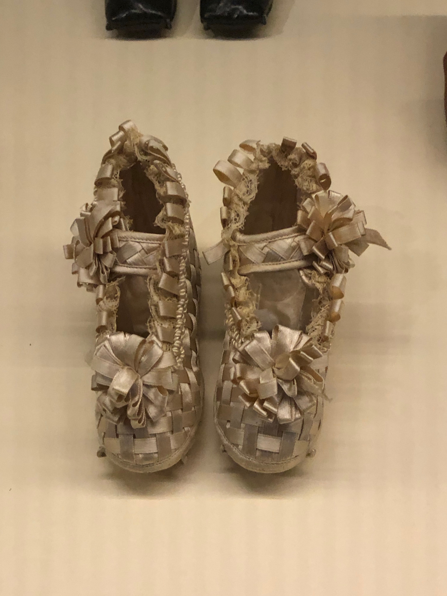 Paire de chaussons pour bébé - Fin du XIXème siècle
Ruban de satin de soie tressé et dentelle
Paris, Musée des Arts Décoratifs