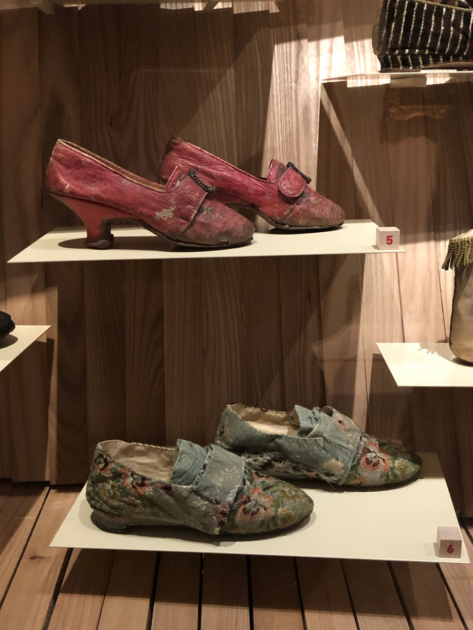 En haut : paire de chaussures pour femme 1775/1790 - France
Cuir et boucle en acier ciselé
Paris, Musée des Arts Décoratifs

En bas : paire de chaussures pour femme  d'Arles XVIIIè siècle - France
Cuir et cannelé de soie broché de fils de soie
Grasse, Musée provençal du costume et du bijou